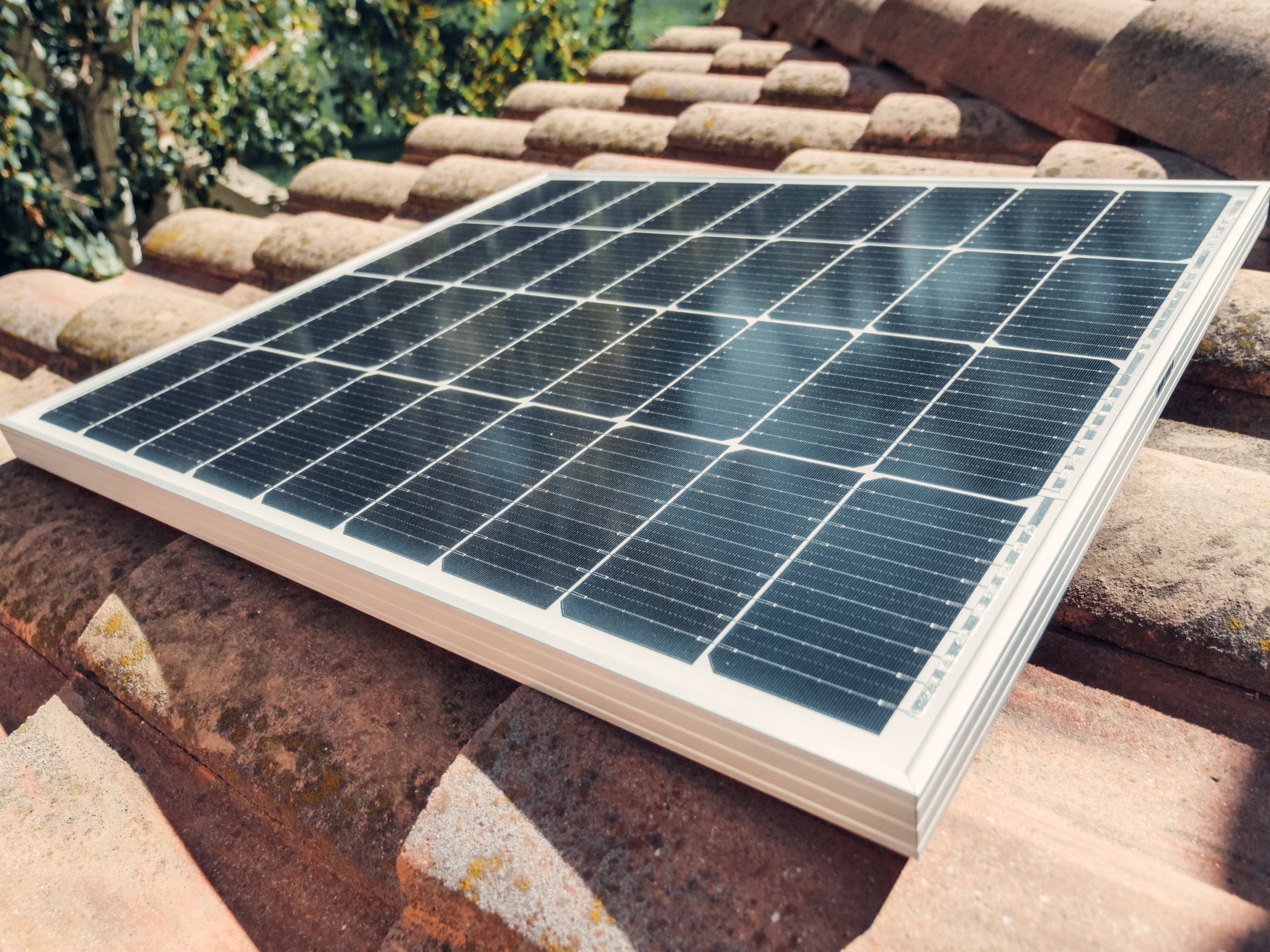 Mantenimiento de Paneles Solares: Cómo Maximizar la Eficiencia y Durabilidad de tu Instalación Fotovoltaica